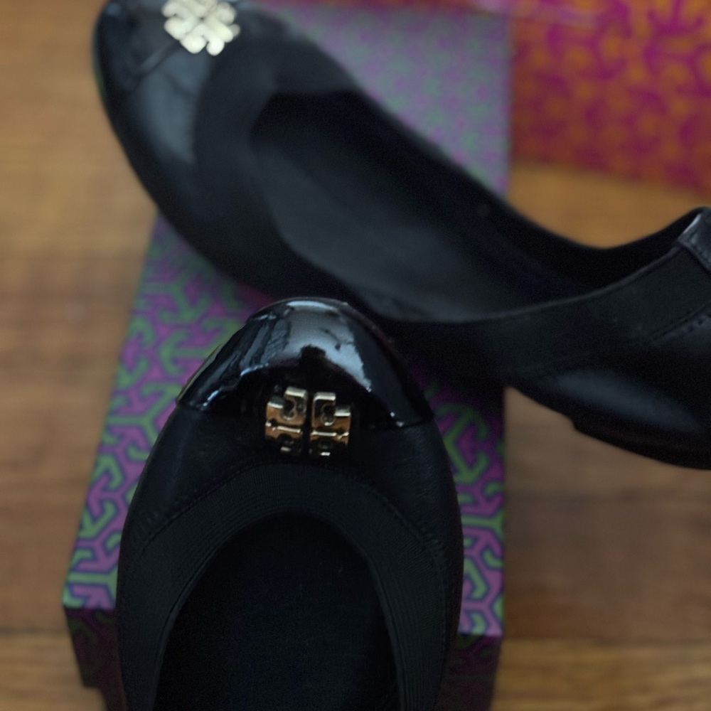 Black Flats  Tory Burch Gold Logo Accent
